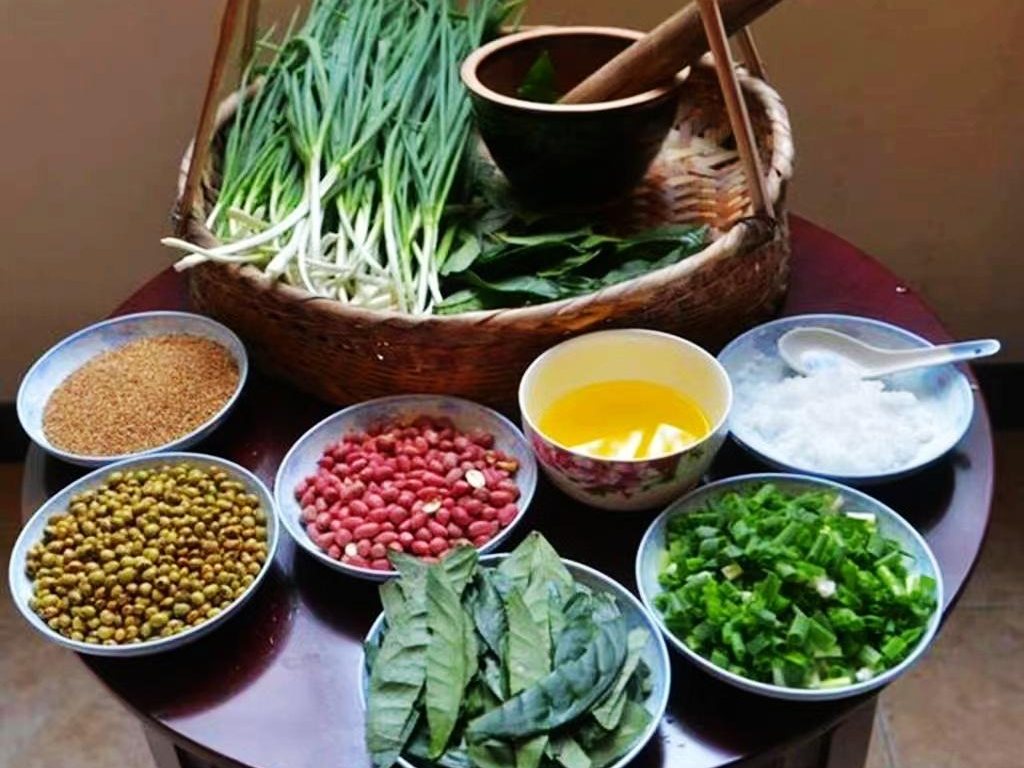 擂茶——擂钵配碗口粗茶树枝擂棍研擂的客家非遗茶饮