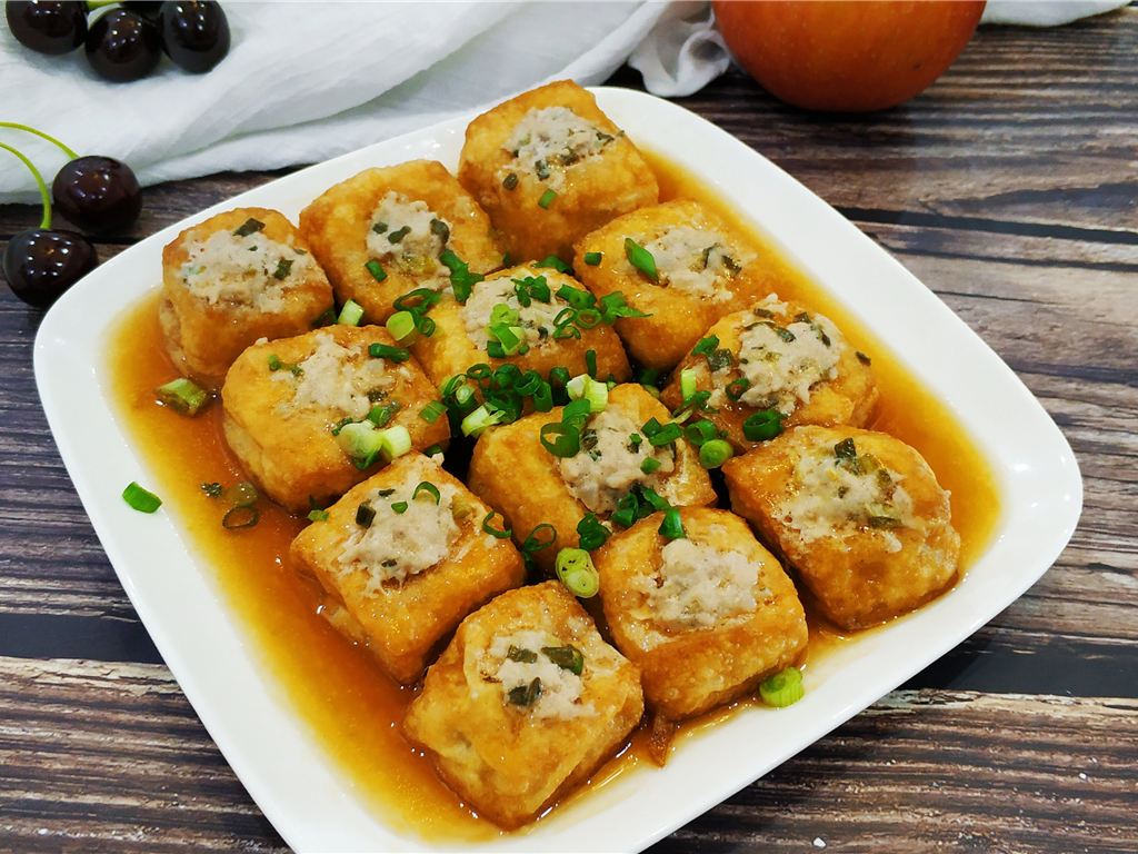 客家酿豆腐——油豆腐翻面成白色碗状、填满肉馅密密排于蒸笼